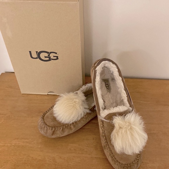 Ugg Dakota Pom Pom Moccasins Chestnut 10M - Picture 2 of 9